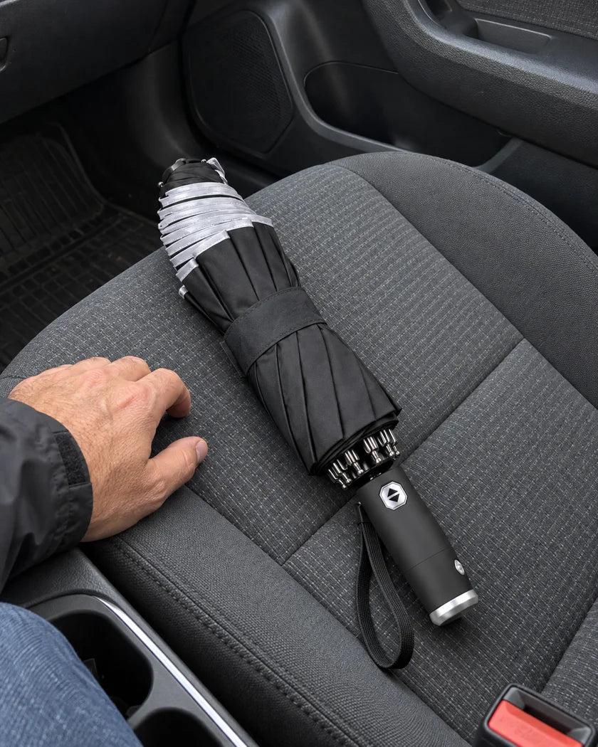 Illustrative Alltagsszene mit Rayni Umbrella: Einsteigen ins Auto