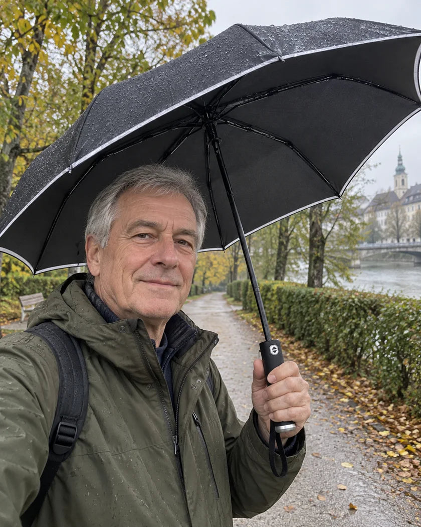 Illustrative Alltagsszene mit Rayni Umbrella: Beim Spaziergang